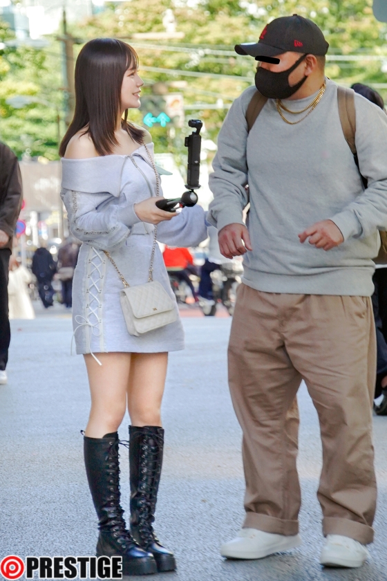 騎乗位での激しい行為が描かれた画面